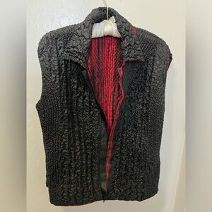 Reversible, black and red vest, zipper, front slash pockets on both sides